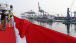 Momen Tabur Bunga di Atas KRI Peringati Hari Pahlawan