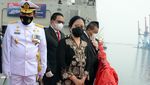 Momen Tabur Bunga di Atas KRI Peringati Hari Pahlawan