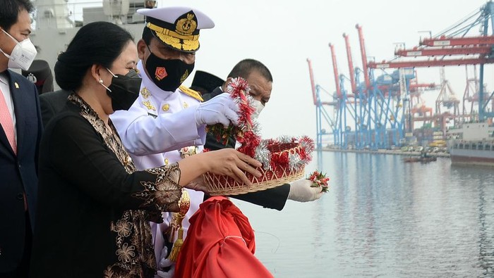 Momen Tabur Bunga di Atas KRI Peringati Hari Pahlawan Peringatan Hari Pahlawan juga digelar di atas KRI di perairan Teluk Jakarta. Wakasal bersama Ketua DPR, Puan Maharani pun ikut tabur bunga.