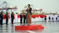 Ketua DPR RI Puan Maharani memimpin upacara peringatan Hari Pahlawan di atas KRI di perairan Teluk Jakarta, Selasa (10/11/2020). Setelah upacara, kegiatan dilanjutkan dengan tabur bunga untuk mengenang jasa para pahlawan bagi bangsa Indonesia. Foto: dok. TNI AU