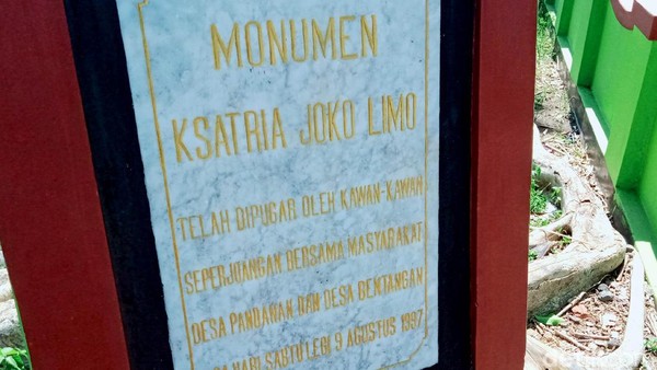 Monumen itu terletak di Dusun Bendo, Desa Pandanan, Kecamatan Wonosari. Pantauan detikcom, monumen Ganesha bercat hitam itu berada di tepi jalan kecil tengah sawah dengan dua pohon beringin besar di sebelah kanan dan kirinya. Di bawah patung Ganesha itu terdapat prasasti. Monumen itu terletak di Dusun Bendo, Desa Pandanan, Kecamatan Wonosari. Pantauan detikcom, monumen Ganesha bercat hitam itu berada di tepi jalan kecil tengah sawah dengan dua pohon beringin besar di sebelah kanan dan kirinya. Di bawah patung Ganesha itu terdapat prasasti.