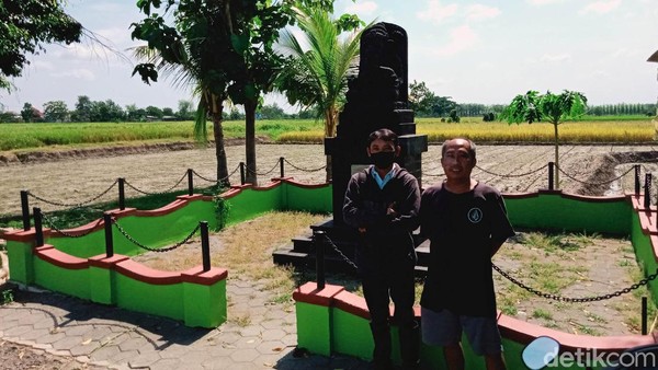 Selanjutnya, di barat monumen terdapat prasasti lain berupa ucapan terima kasih dari masyarakat, pemerintah desa dan pemerintah kecamatan. Kades Pandanan, Sri Mulatsih, menceritakan terkait peristiwa yang ditandai dengan monumen tersebut. Sri menjelaskan para pejuang yang gugur dalam peristiwa itu dimakamkan di Makam Pahlawan di Solo. Selanjutnya, di barat monumen terdapat prasasti lain berupa ucapan terima kasih dari masyarakat, pemerintah desa dan pemerintah kecamatan. Kades Pandanan, Sri Mulatsih, menceritakan terkait peristiwa yang ditandai dengan monumen tersebut. Sri menjelaskan para pejuang yang gugur dalam peristiwa itu dimakamkan di Makam Pahlawan di Solo.