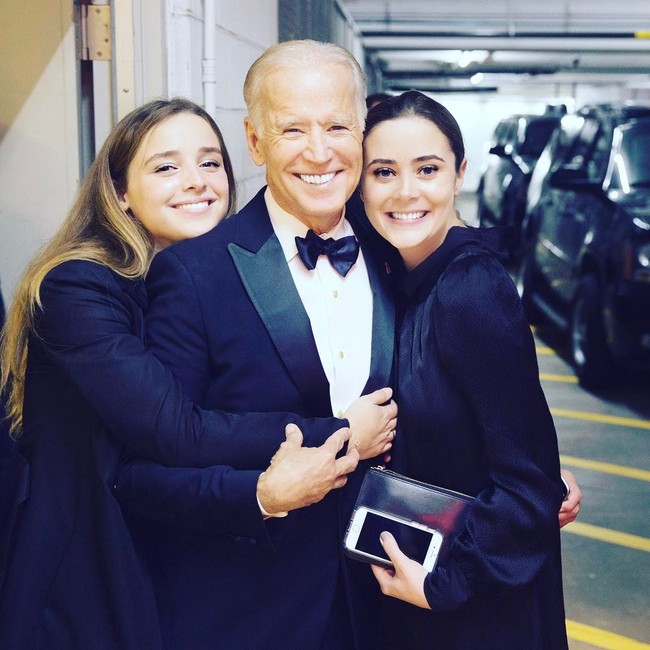 Naomi Biden memiliki dua adik perempuan yang tak kalah cantik yakni Finnegan Biden dan Maisy Biden. Foto: Instagram @naomibiden.dll