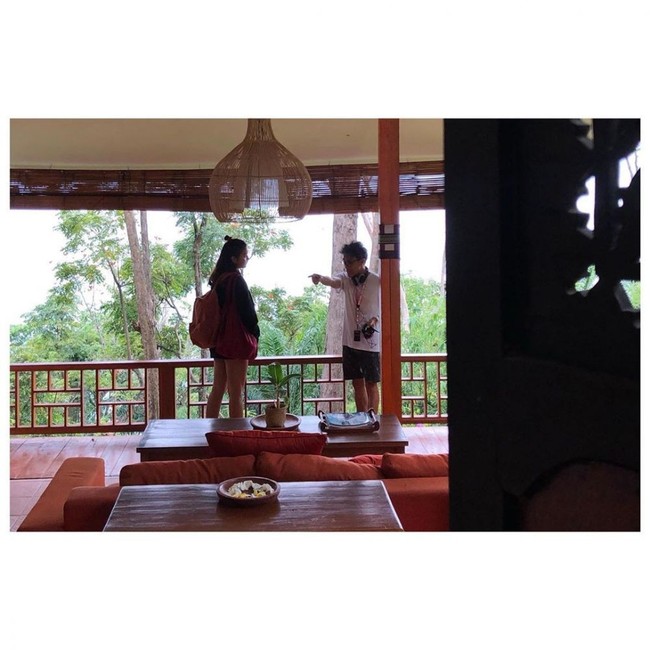 Begini proses pengambilan gambar film terbaru yang menampilkan Caitlin sebagai bintangnya. Tampak Riri Riza sedang mengarahkan Caitlin. (Foto: Instagram)