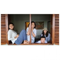 Seperti Nicholas Saputra, Caitlin North Lewis berprofesi sebagai pelakon film. Mereka berdua diketahui sedang terlibat dalam sebuah proyek film baru garapan produser kondang Mira Lesmana dan sutradara Riri Riza. (Foto: Instagram/@mirles)