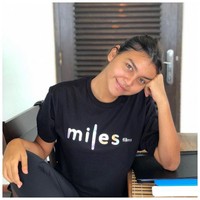 Caitlin North Lewis beberapa kali muncul di Instagram Mira Lesmana. Di salah satu foto, Caitlin menebar pesonanya dengan kaus hitam berlogo baru Miles Production. (Foto: Instagram)