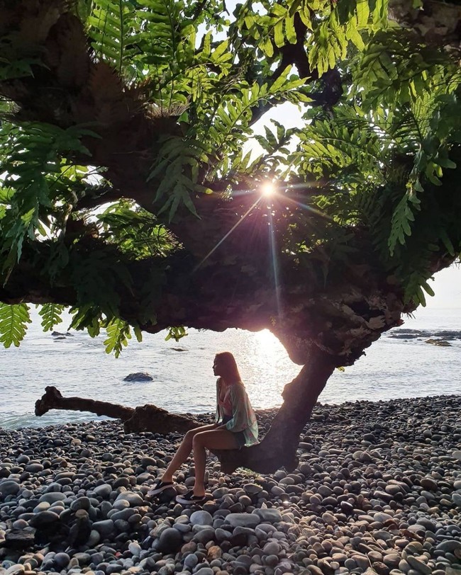 Aktor Nicholas Saputra terbilang jarang mengunggah foto wanita di Instagram. Sekalinya terjadi, ia pun langsung menjadi perbincangan. Perempuan yang muncul di Instagram bintang Ada Apa dengan Cinta tersebut adalah Caitlin North Lewis. (Foto: Instagram/@nicholassaputra)