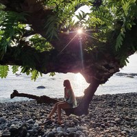 Aktor Nicholas Saputra terbilang jarang mengunggah foto wanita di Instagram. Sekalinya terjadi, ia pun langsung menjadi perbincangan. Perempuan yang muncul di Instagram bintang Ada Apa dengan Cinta tersebut adalah Caitlin North Lewis. (Foto: Instagram/@nicholassaputra)