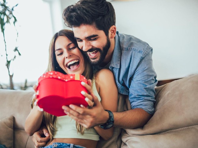 Pacar Ulang Tahun Young asian couple celebrating a private and simple birthday event at home