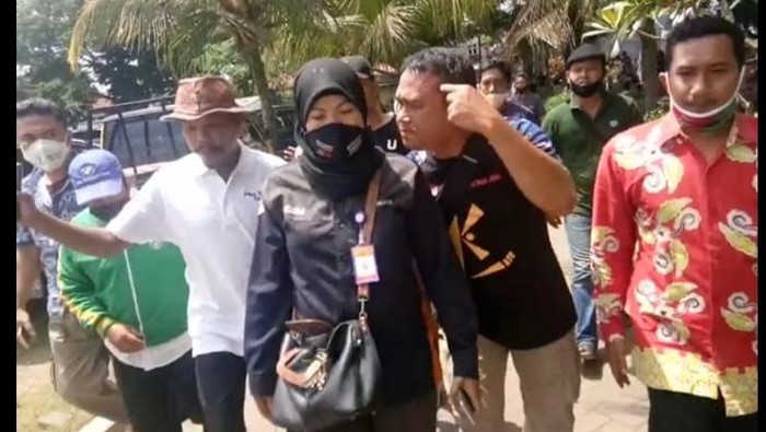 Video diduga aksi pengusiran dan intimidasi terhadap anggota panwascam beredar di media sosial. Pengusiran dan intimidasi diduga dilakukan timses salah satu paslon Pilbup Banyuwangi.