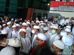 Jelang Habib Rizieq Landing, Petinggi FPI Berdatangan ke Bandara Soetta