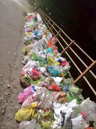 Pria Berdiri Seharian Demi Cegah Warga Buang Sampah ke Sungai.