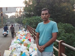 Viral Pria Berdiri Seharian Demi Cegah Warga Buang Sampah ke Sungai