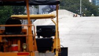 Guna mempercepat proses pembangunan flyover tersebut, sejumlah alat berat pun dikerahkan untuk membantu pekerjaan para pekerja proyek di sana.