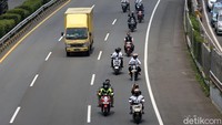 Mereka bergerak dari bandara Soekarno Hatta menuju Petamburan, Jakarta.