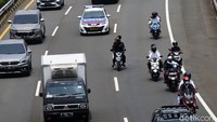 Tampak beberapa ada yang tidak memakai helm.