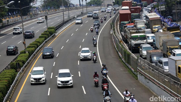 Pemotor Pendukung Habib Rizieq Lintasi Tol Dalam Kota Pemotor pendukung Habib Rizieq Shihab tampak melintasi Tol Dalam Kota, Jakarta, Selasa (10/11/2020). Mereka dari bandara Soekarno Hatta menuju Petamburan, Jakarta.