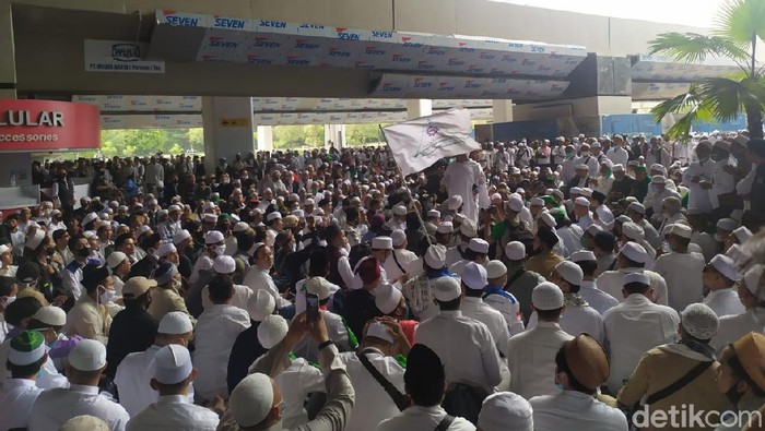 Pendukung Habib Rizieq di Terminal 3 Bandara Soekarno Hatta