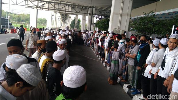 Pendukung Habib Rizieq di Terminal 3 Bandara Soekarno Hatta