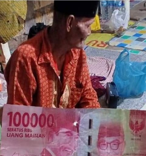 Miris Kakek Penjual Gado gado Ini Ditipu Pakai Uang  Mainan 