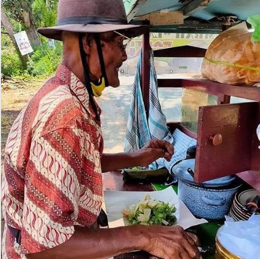 Miris! Kakek Penjual Gado-gado Ini Ditipu Pakai Uang Mainan