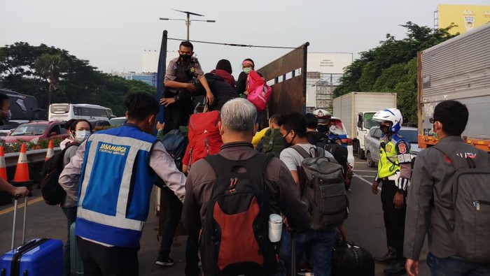 Penumpang hendak ke Bandara Soekarno-Hatta diangkut truk karena lalin macet total.