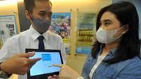 Karyawan PT Bank J Trust Indonesia Tbk (J Trust Bank) melayani nasabah muda melakukan transaksi keuangan, di Jakarta, Selasa (10/11/2020).Dengan upaya sinergi dari penetrasi pasar dana murah, DPK savings account J Trust Bank tumbuh 19,4% (realisasi Desember 2019 -September 2020) imbas pengembangan beragam produk yang dimilikinya. Foto: dok. Jtrust Bank