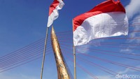 Menyemarakan peringatan Hari Pahlawan yang jatuh Selasa (10/11/2020) warga Solo memasang 30 bendera merah putih di Jembatan Keris Gilingan Banjarsari Solo.