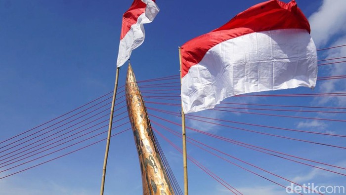 Sebanyak 30 bendera merah putih dipasang di Jembatan Keris Gilingan Banjarsari, Solo. Pemasangan bendera ini dalam rangka peringatan Hari Pahlawan.