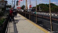 Bendera ini berkibar di sini kiri jembatan.
