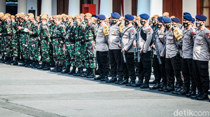 personel pengamanan demo