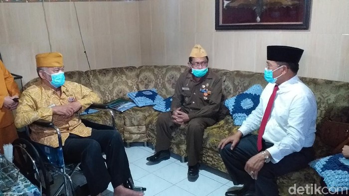 Momen Hari Pahlawan dimanfaatkan Pj Bupati Sidoarjo Hudiyono untuk bersilaturahmi dengan sejumlah veteran. Tak hanya itu, ia juga menjenguk veteran Serma (Purn) AL Ismail yang tengah sakit.