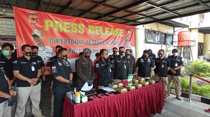 Polda Jabar tangkap kurir narkoba yang akan selundupkan sabu ke Madura.