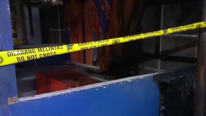 Posko salah satu pasangan calon Pilwalkot Makassar dibakar orang tak dikenal (dok. Istimewa).