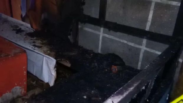 Posko salah satu pasangan calon Pilwalkot Makassar dibakar orang tak dikenal (dok. Istimewa).