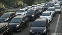 Diduga kemacetan tersebut akibat massa yang akan menyambut Habib Rizieq menuju Soetta, selepas GT Cengkareng.