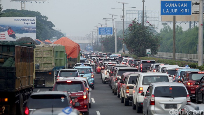 Kemacetan terjadi di tol Cengkareng selepas keluar menuju bandara Soekarno Hatta. Para penumpang pesawat yang hendak menuju bandara pun ikut terjebak macet.