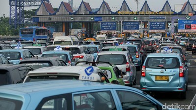 Potret Kemacetan di Tol Arah Bandara Soetta Pagi Ini