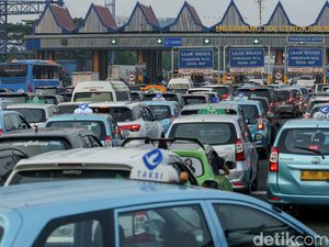 Potret Kemacetan di Tol Arah Bandara Soetta Pagi Ini
