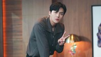 Kim Seon Ho sudah menggeluti dunia akting di panggung teater sejak tahun 2009 lewat produksi New Boeing Boeing sebagai Seong Gi. (Foto: dok. Instagram @seonho__kim) 