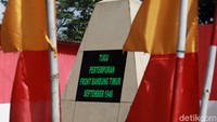Dari informasi yang dihimpun, dulunya di kawasan Legit Cipadung Legit sempat ada makam pahlawan pejuang kemerdekaan dan tugu setinggi sekitar tiga meter itu dibangun sebagai tanda. Namun, karena sengketa lahan tugu tersebut harus dipindahkan dan makam para pahlawan yang tidak dikenal juga dipindahkan ke taman makam pahlawan Cikutra.