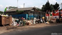Kini di area sekitar tugu tersebut tampak dipenuhi dengan sampah. Salah satu pengguna jalan, Indri Andriyani (24) mengaku terganggu dengan keberadaan sampah disebelah tugu bersejarah itu. Indri menyebut, jika melintasi jalan tersebut, tercium bau busuk yang berasal dari sampah-sampah yang dikumpulkan petugas yang nantinya akan diangkut oleh truk sampah.