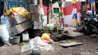 Sampah tampak berserakan di area sekitar Tugu Pertempuran Front Bandung Timur September 1946 yang berada di  Jalan Pangaritan tembus ke Jalan AH Nasution, Cibiru, Kota Bandung, Selasa (10/11/2020).