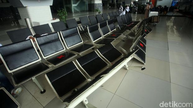 Sejumlah kursi di Bandara Soekarno Hatta nampak rusak, Selasa (11/10/2020). Kursi di Terminal 3 tersebut rusak setelah kepulangan massa Habib Rizieq.
