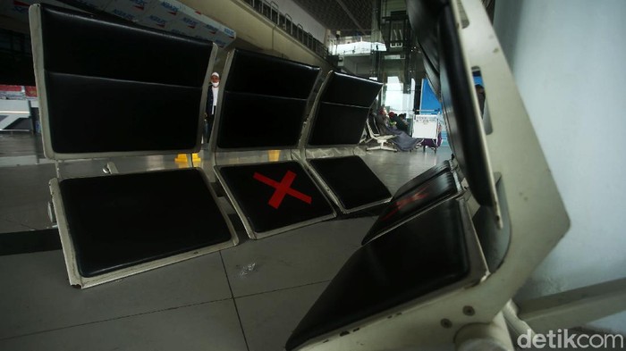 Potret Kursi Bandara Soeta Rusak Usai Massa FPI Bubar Sejumlah kursi di Bandara Soekarno Hatta nampak rusak, Selasa (11/10/2020). Kursi di Terminal 3 tersebut rusak setelah kepulangan massa Habib Rizieq.