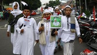 Mereka memadati berkumpul untuk menyambut kepulangan Imam Besar FPI Habib Rizieq Shihab.