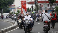 Massa datang dengan mengendari sepeda motor.