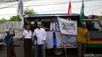 Ada juga yang datang dengan mobil pribadi dan angkutan umum.