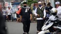 Massa FPI terus berdatangan ke jalan KS Tubun, Jakarta, Selasa (10/11/2020).