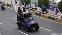 Massa naik di atas jeep.